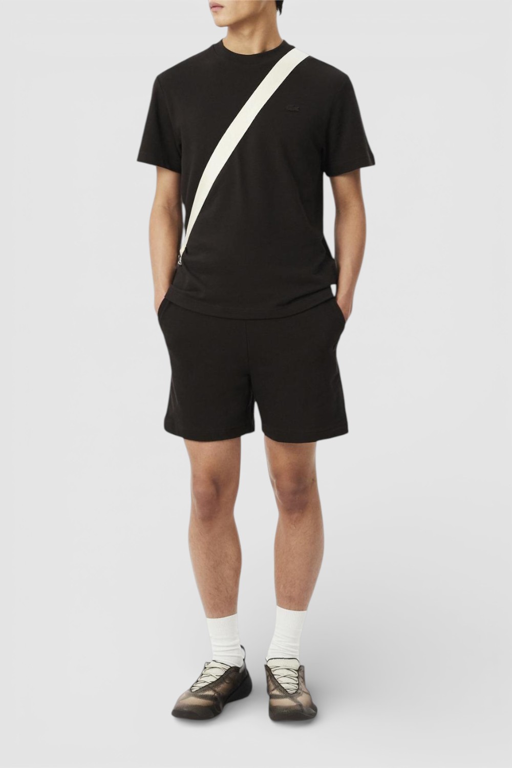 תמונת כל הלוק של חולצת טי